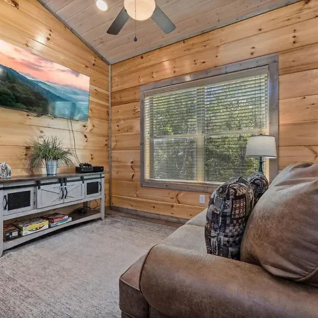2 Turns From Dollywood & Soaky Mountain!, 2 Bedroom, 2 Bath Cabin!